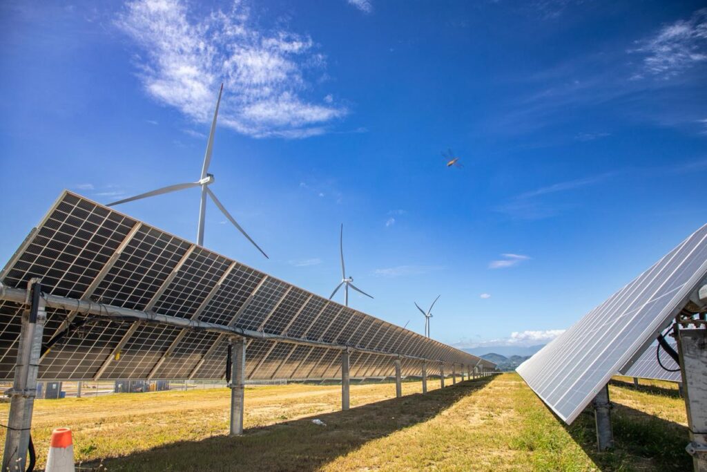 Nueva central híbrida de energía eólica y solar inaugurada por Abinader en Valverde