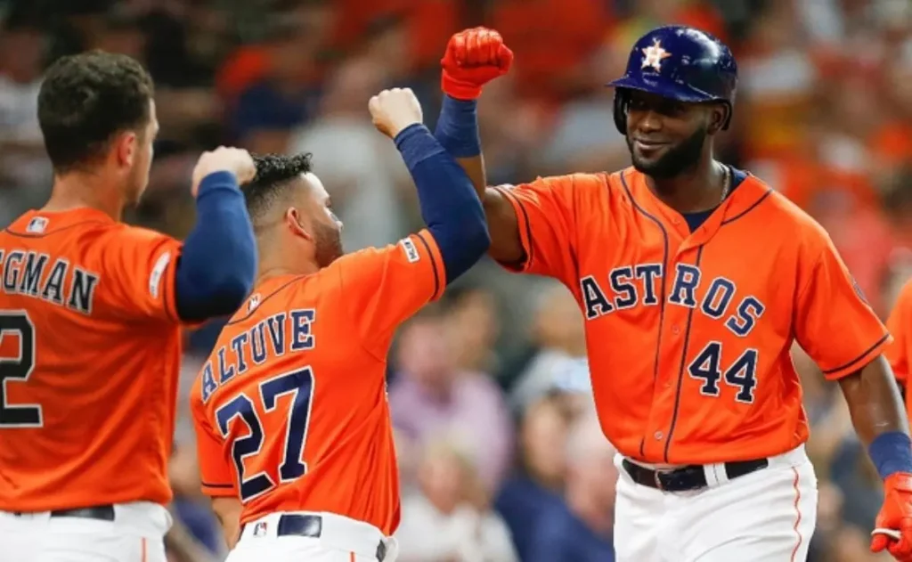 Astros de Houston rompen maleficio y vencen a Cachorros en Wrigley Field