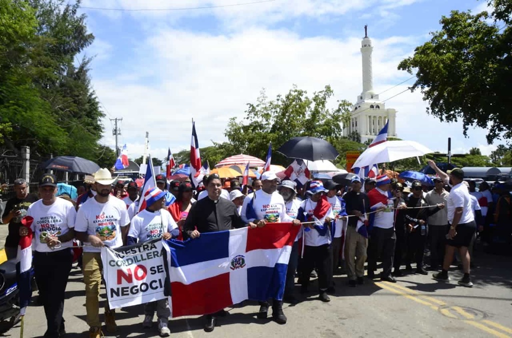 Sacerdotes y ambientalistas marchan en Santiago para exigir fin de la exploración minera en la Cordillera Septentrional