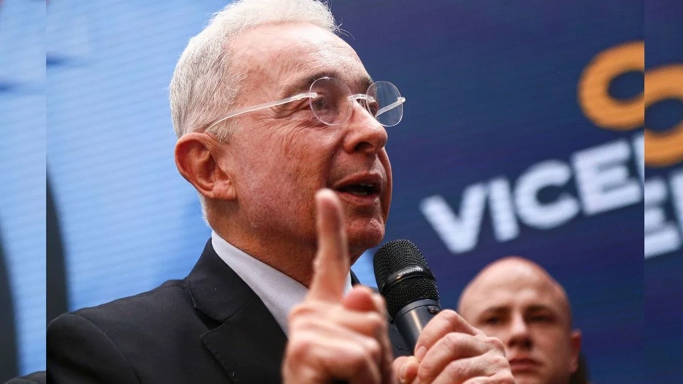 Uribe acusa a Petro y Cepeda de intentar instalar en Colombia “una sucursal chavista” durante jornada electoral