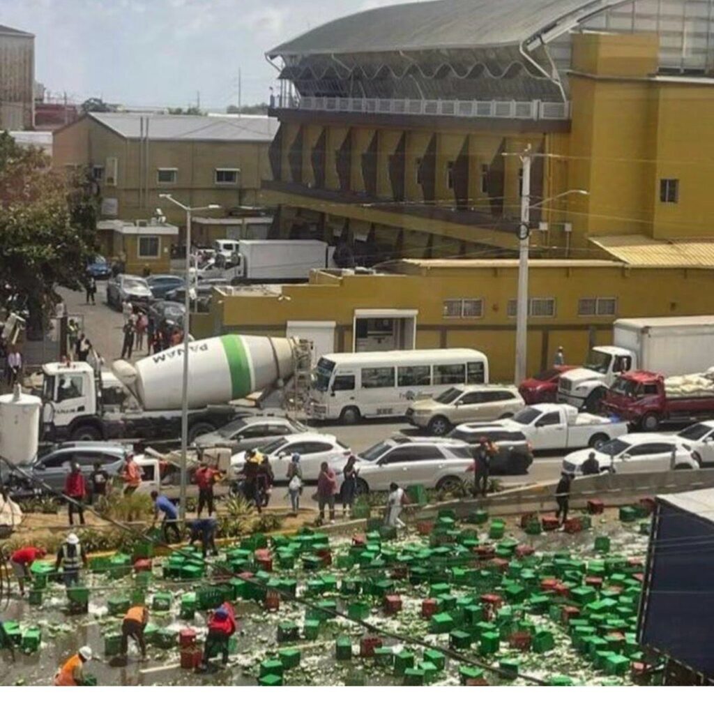 Accidente de patana provoca derrame de botellas y guacales en Plaza de la Bandera