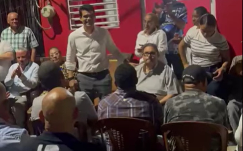 Wellington Arnaud encabeza encuentro político con dirigentes y comunitarios en Santiago.