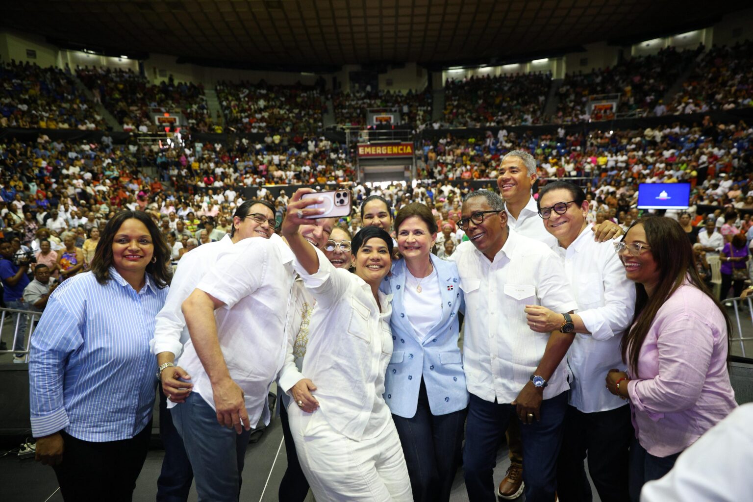 Raquel Peña celebra a miles de madres durante jornada “Madres que Sostienen” en Santiago