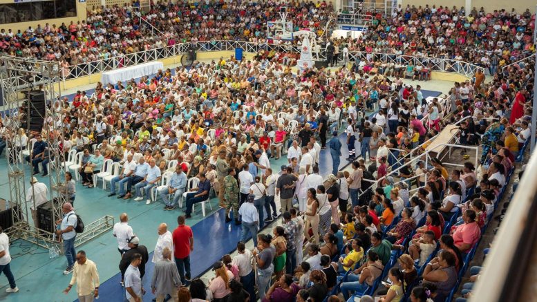 Madres puertoplateñas reciben artículos del hogar en acto del Gobierno