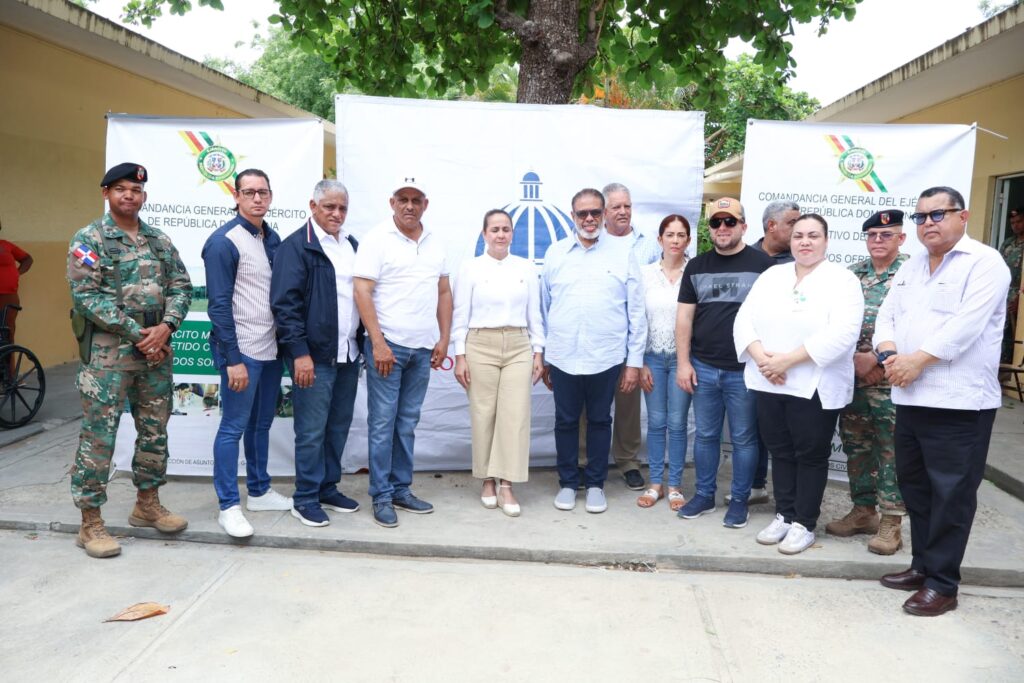 Gobierno beneficia a familias de Valverde con salud y asistencia social
