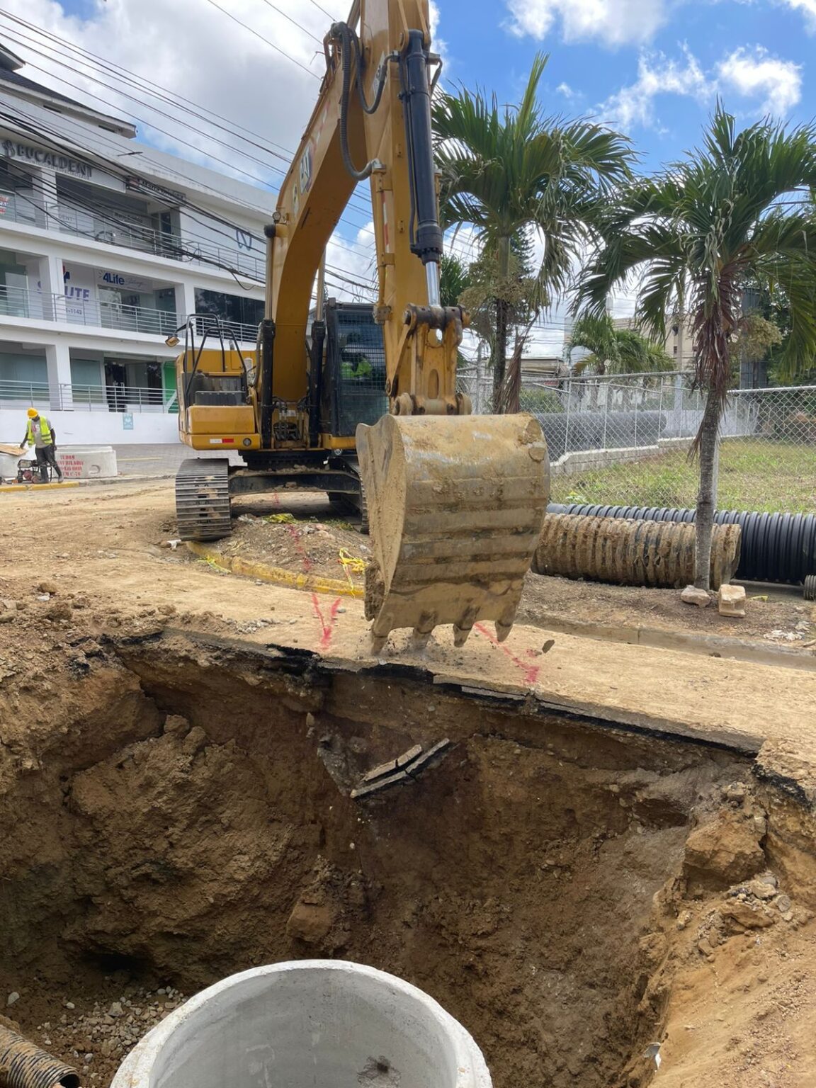 Construcción de colector de aguas residuales La Rosaleda alcanza un 50 por ciento de avance