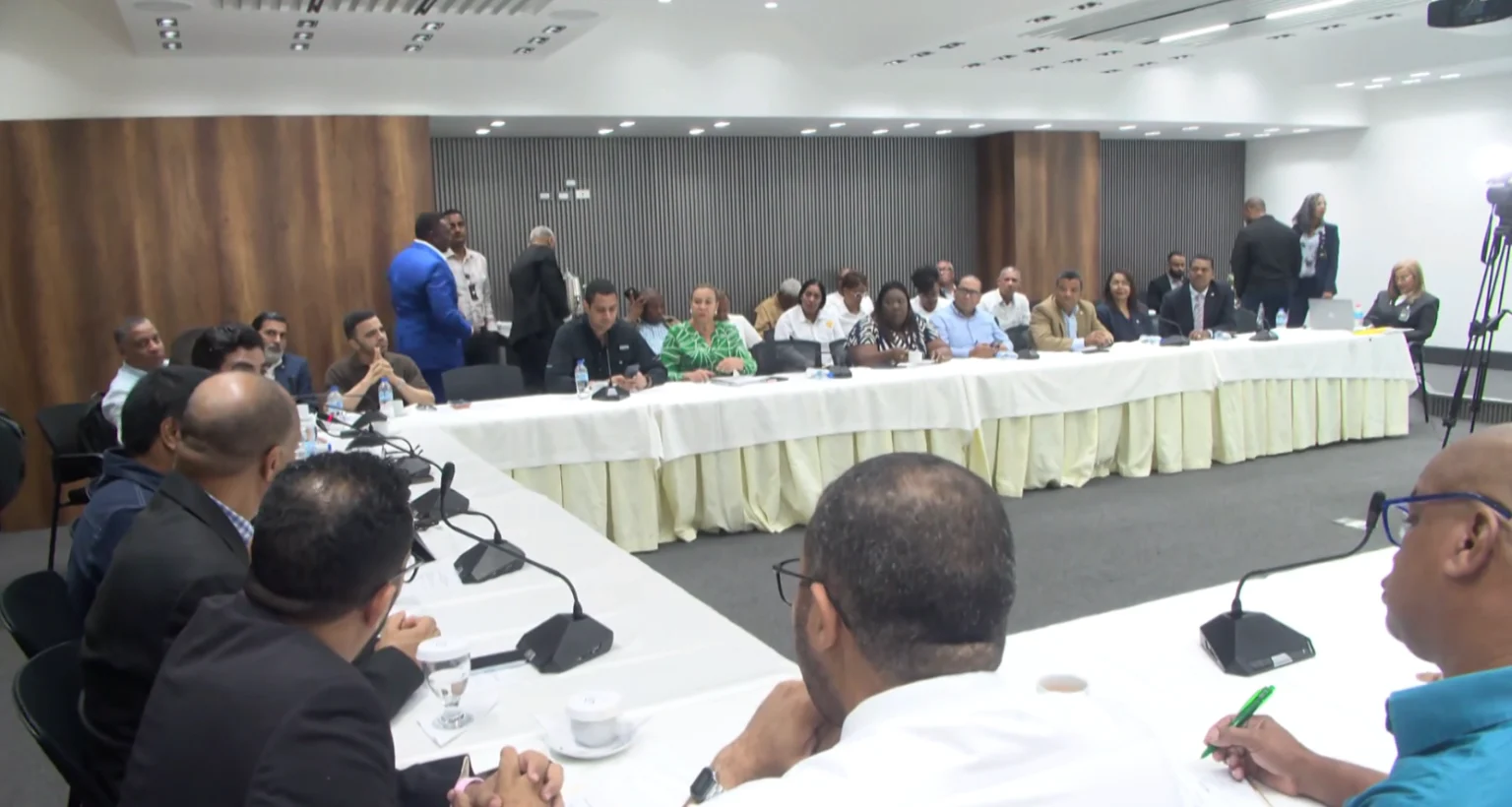 Diputados y motoconchistas pactan diálogo para regular el transporte
