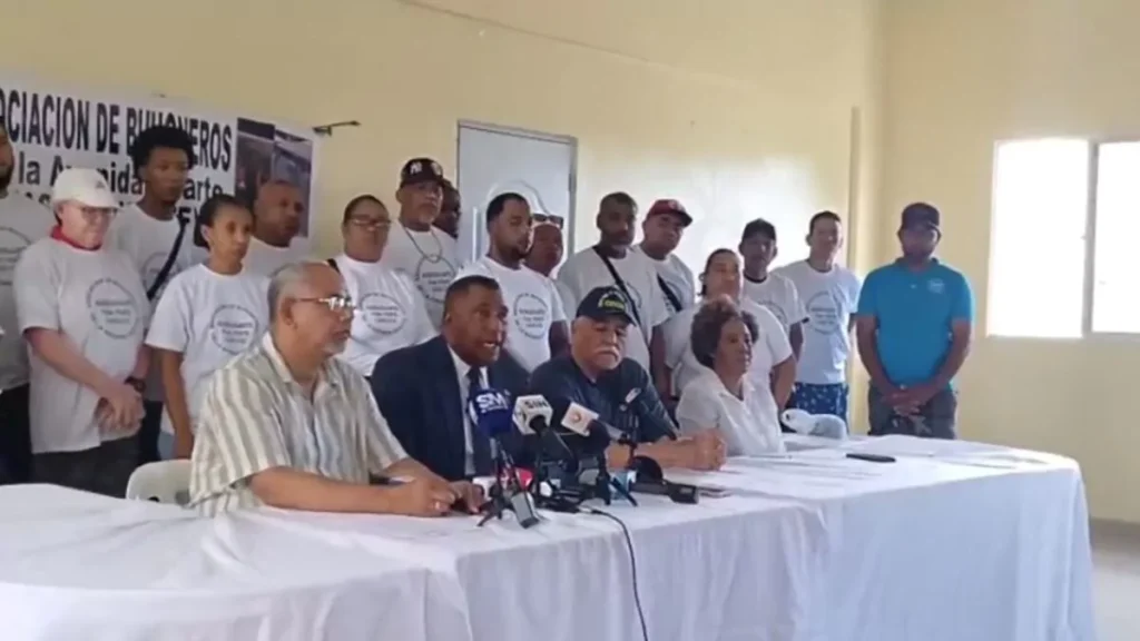 Comerciantes informales reclaman continuidad de obras en la avenida Duarte