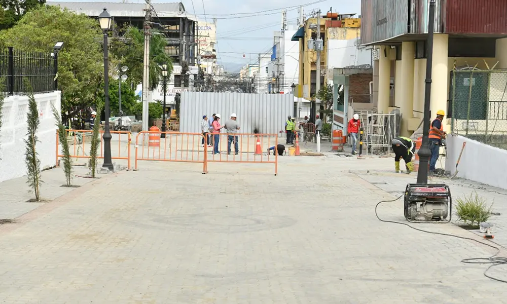 Últimos detalles en la renovación de la calle Del Sol, Santiago.