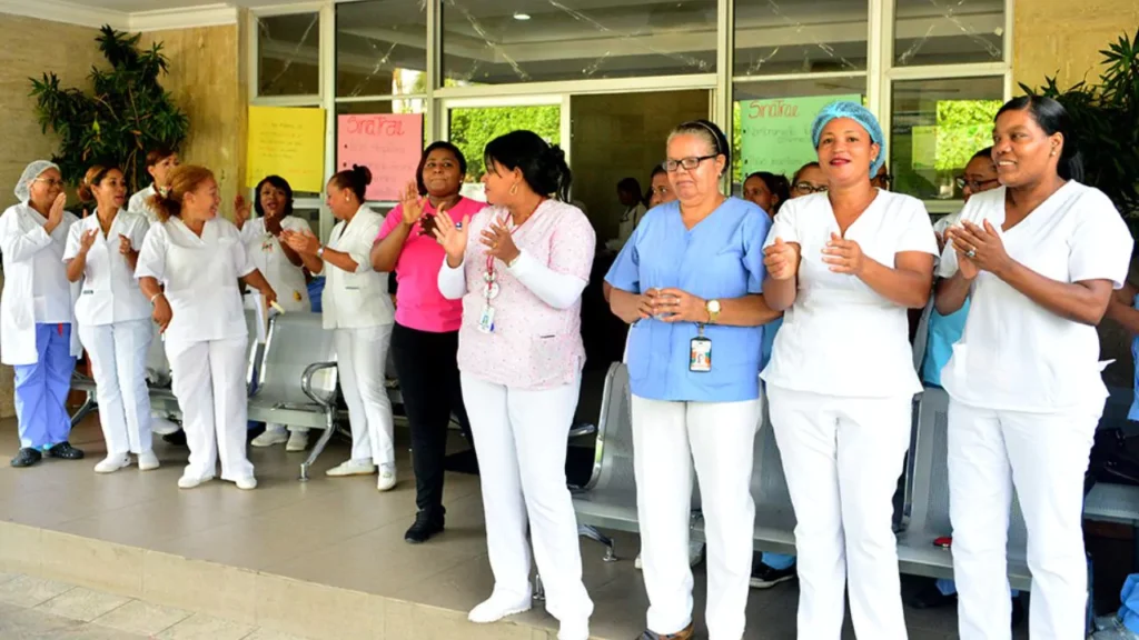 Gobierno anuncia incentivos y enfermeras levantan paro nacional