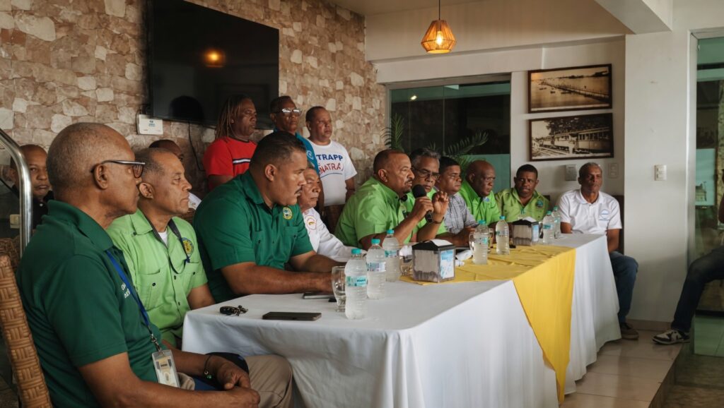 Taxistas turísticos advierten protestas por monopolio en Puerto Plata