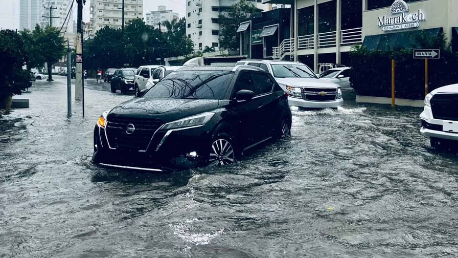 Inundaciones afectan vías del Gran Santo Domingo por fuertes lluvias