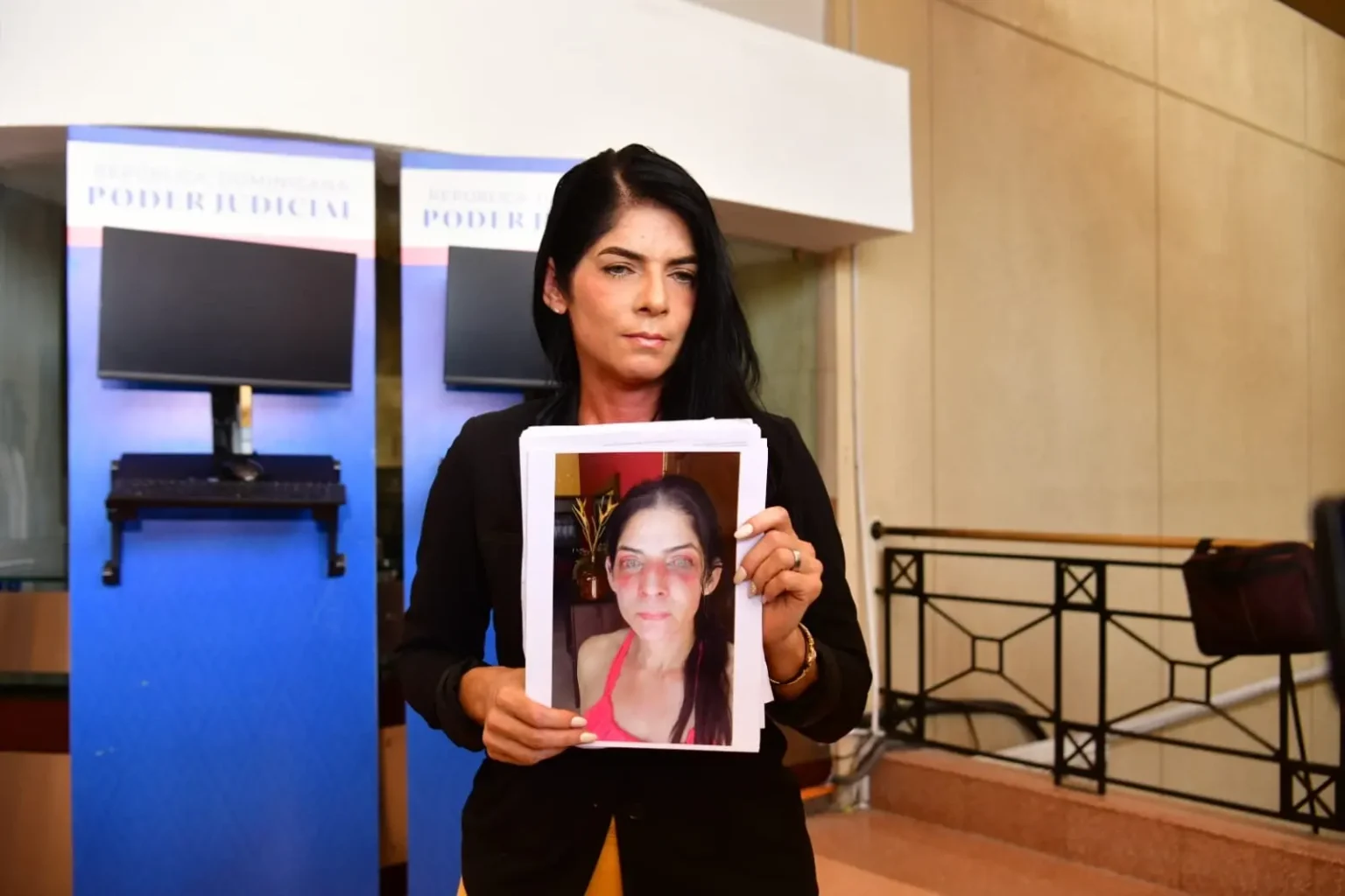 Exigen justicia en caso de agresión contra diseñadora de moda Isoris Lizardo