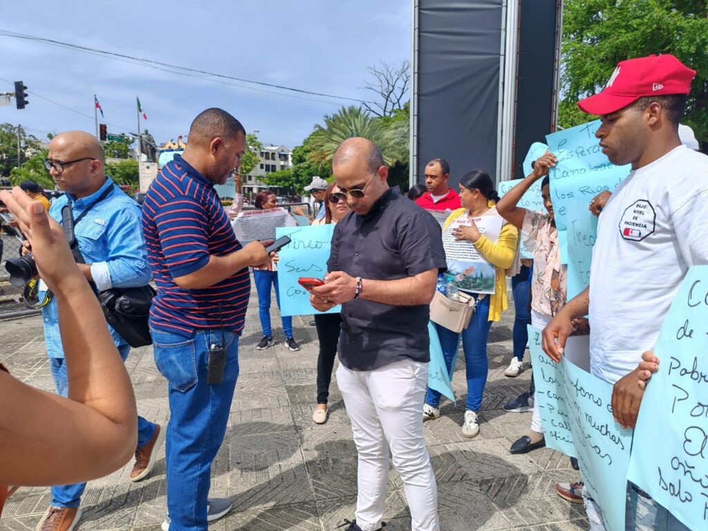 Alcalde encabeza manifestación en Tireo por incumplimiento de obras