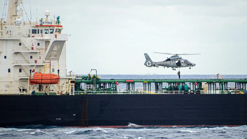 La Armada francesa intercepta un petrolero ruso sancionado en aguas del Atlántico