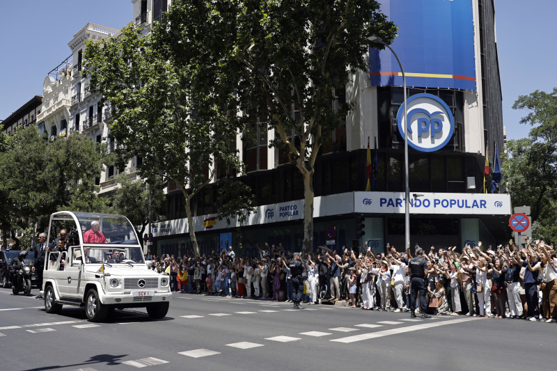 El Papa León XIV es recibido con fervor en las calles de Madrid