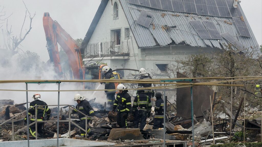 Ataque ruso en Pavlohrad deja 12 heridos y provoca incendio en edificio residencial