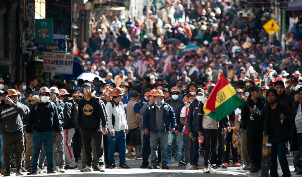 Bolivia amanece con 40 bloqueos activos pese al estado de excepción decretado por Rodrigo Paz