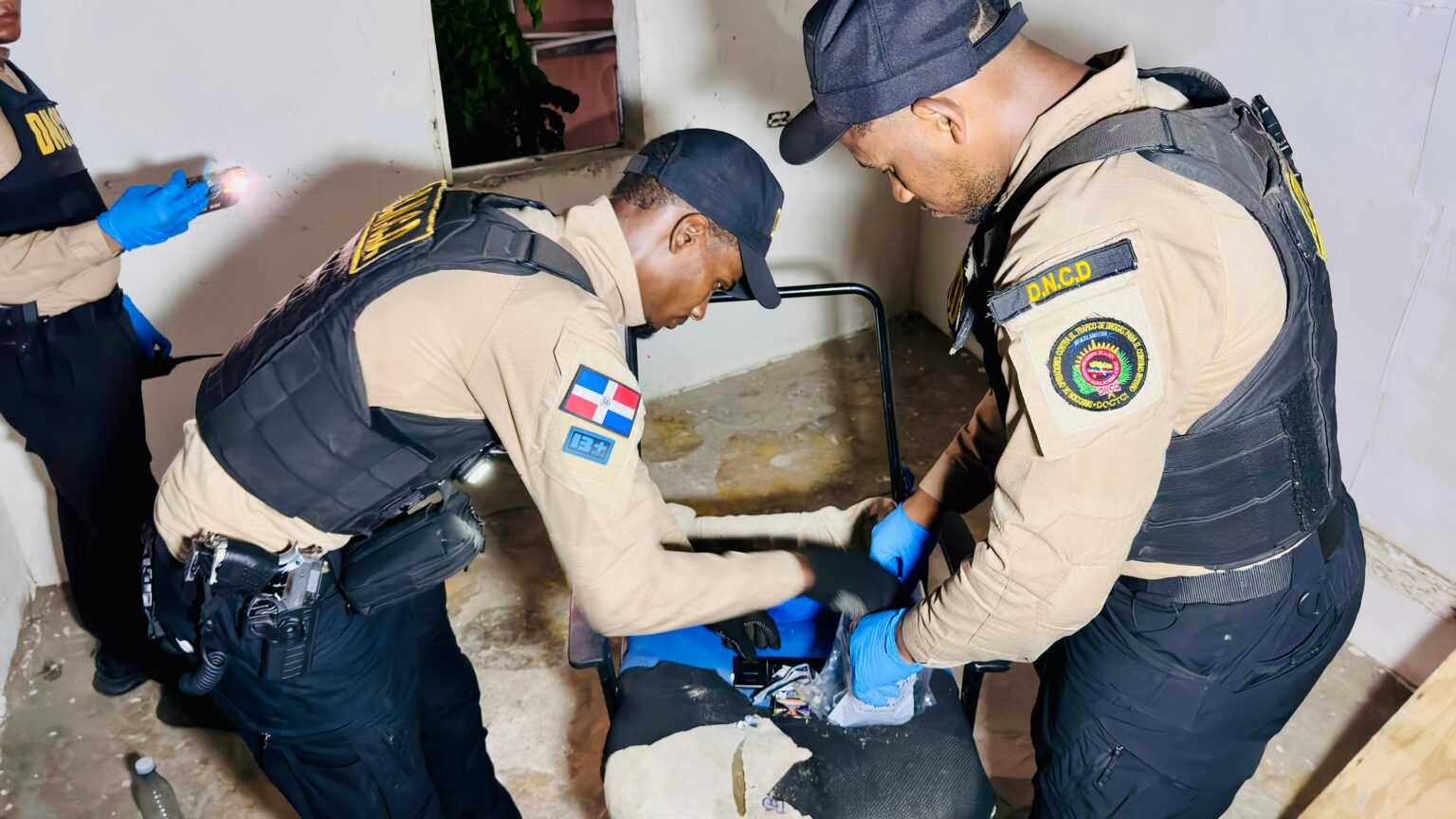 NUEVE DETENIDOS Y MILES DE GRAMOS INCAUTADOS EN ALLANAMIENTOS E INTERVENCIONES EN STO DGO OESTE