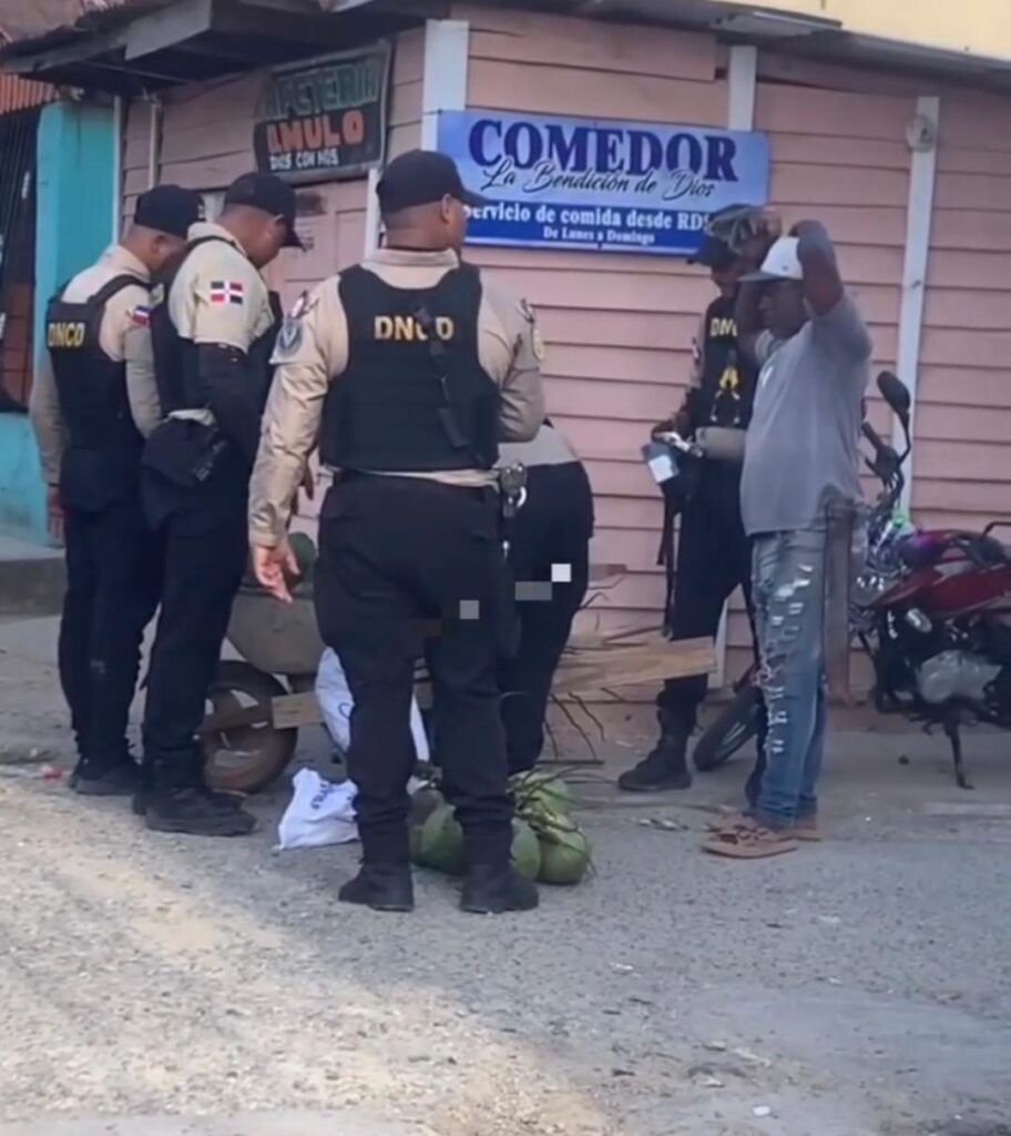 Indignación por requisa de la DNCD a vendedor de cocos en Yamasá