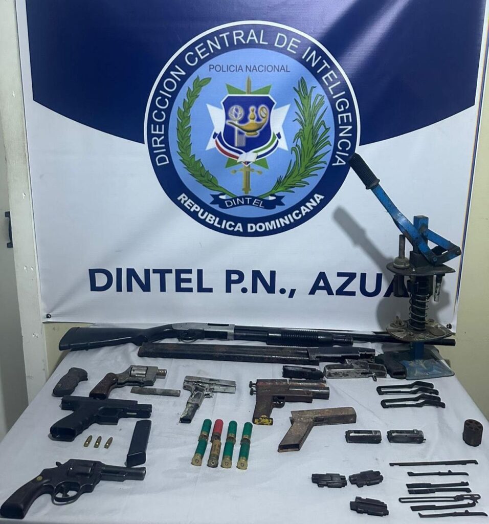 DINTEL ocupa arsenal de armas y apresa a tres hombres durante allanamientos realizados en Azua