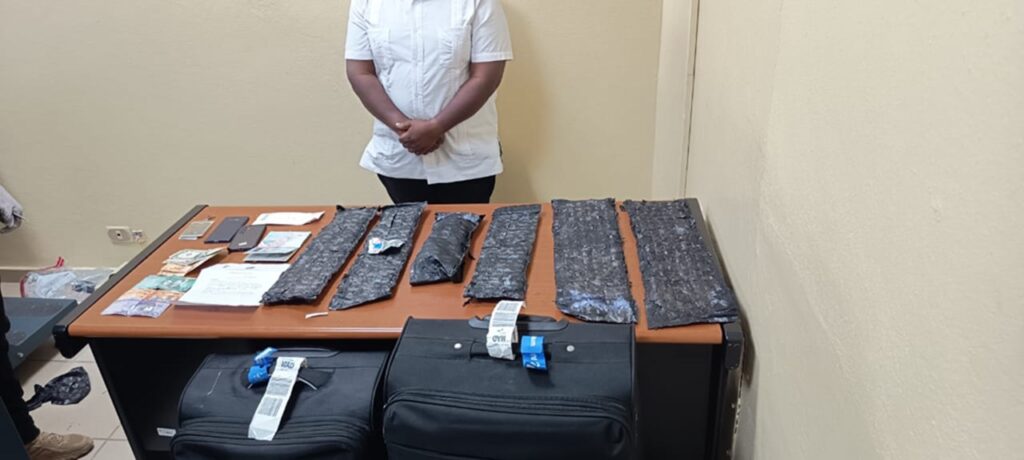 CAPTURAN EXTRANJERO EN AEROPUERTO DEL CIBAO CON SEIS PAQUETES DE PRESUNTA COCAÍNA OCULTAS EN EQUIPAJE