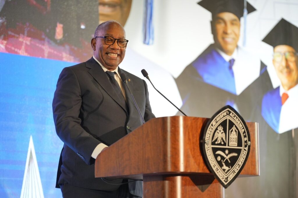 Rector de la UASD anuncia su retiro en emotiva ceremonia de graduación en Puerto Plata