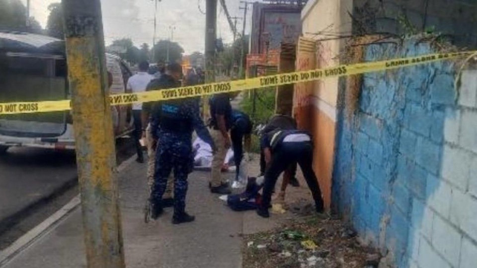 Hallan mujer sin vida cerca de una cabaña en el Distrito Nacional; Policía investiga el caso
