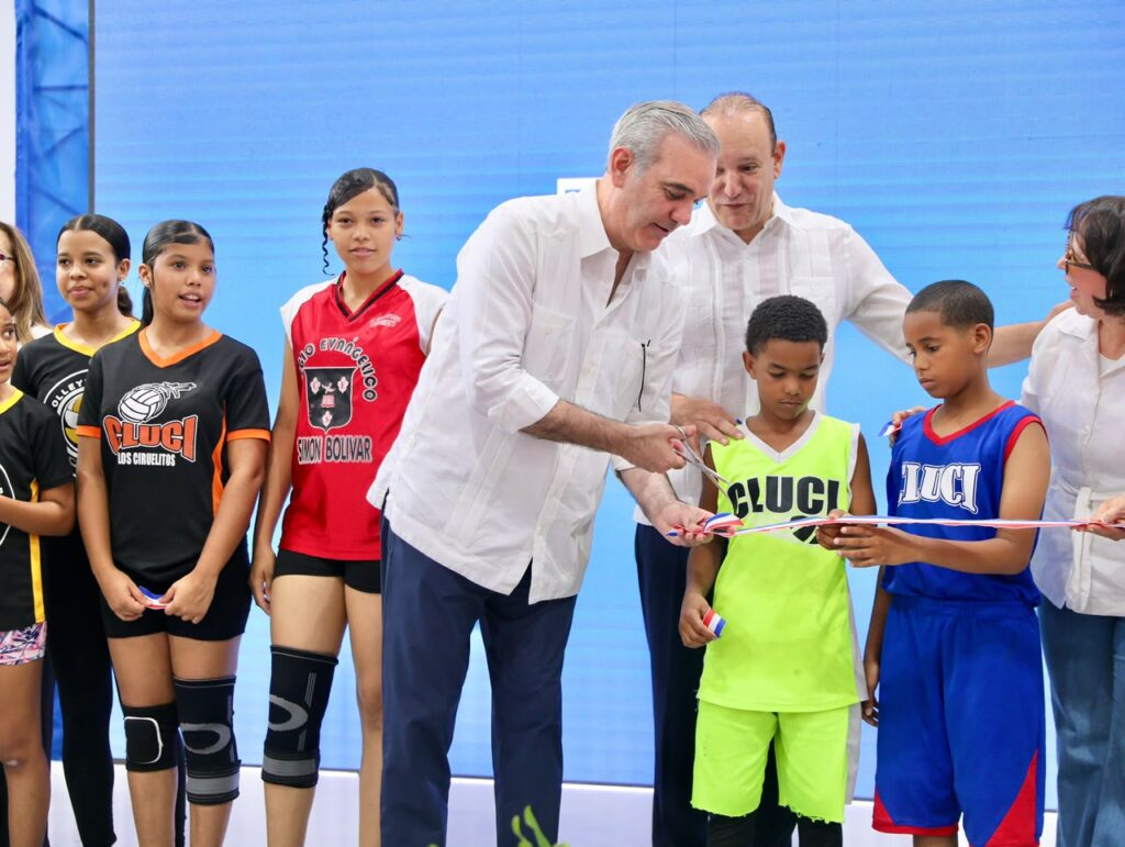 Abinader y Ulises Rodríguez entregan techado deportivo renovado en Los Ciruelitos