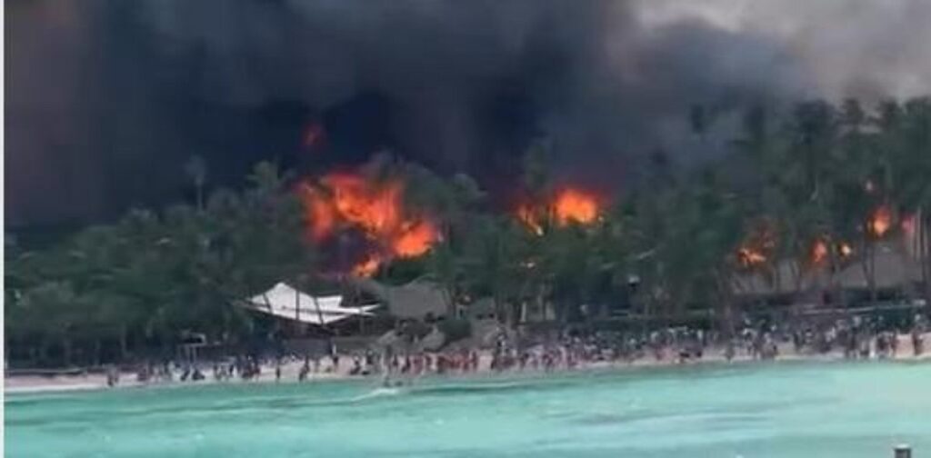 Fuerte incendio provoca evacuación y alarma en hotel de Bayahíbe