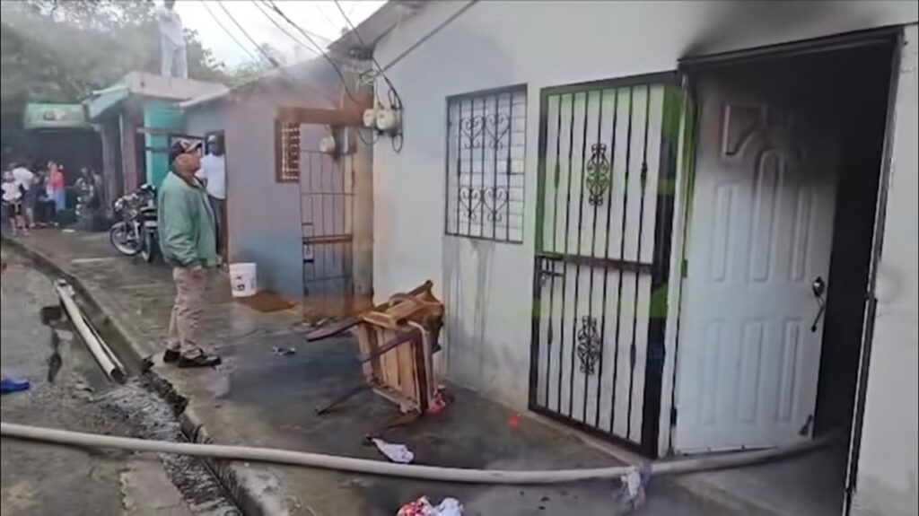 Incendio afecta varias viviendas en el barrio Don Bosco de Jarabacoa; una mujer es rescatada y bomberos controlan el fuego