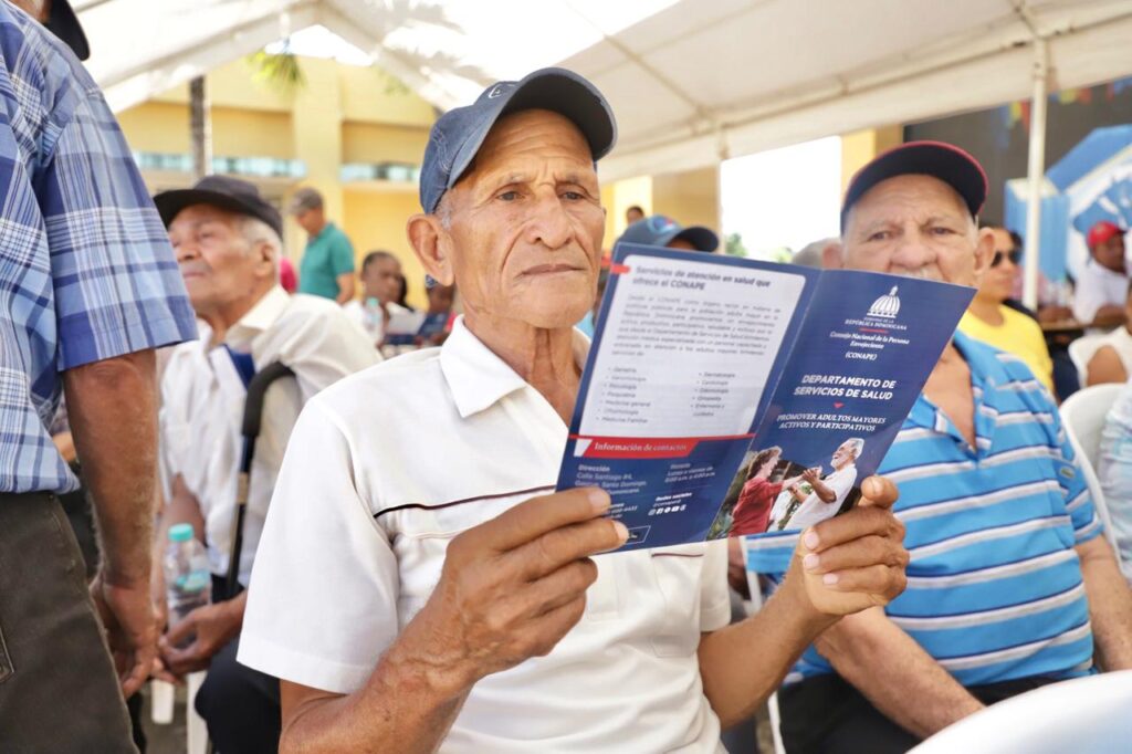 Adultos mayores celebran conquista de derechos y servicios en Sánchez Ramírez