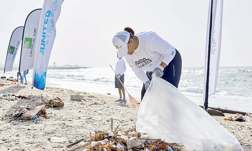 Playa Gringo recibe jornada de limpieza comunitaria