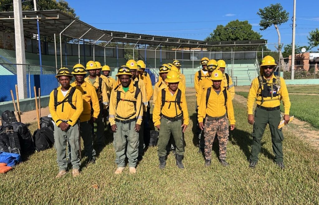 Medio Ambiente refuerza operaciones para controlar incendio en Sierra de Bahoruco con apoyo aéreo y brigadas adicionales
