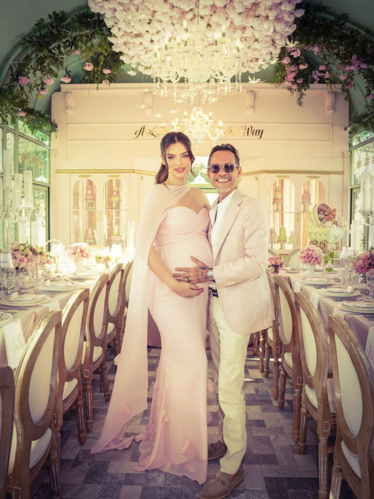 Marc Anthony y Nadia Ferreira festejan llegada de su bebé