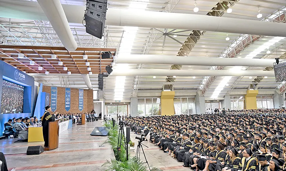 Universidad PUCMM gradúa 1,149 profesionales y resalta la dignidad