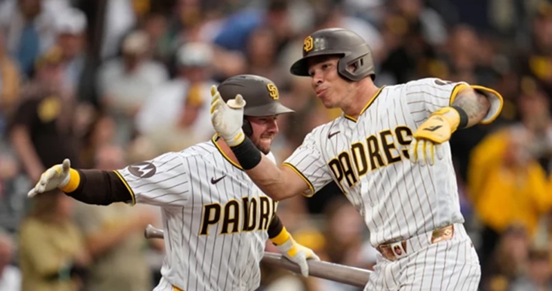 Tres toques mal defendidos hunden a los Rojos y los Padres ganan 6-2 en San Diego