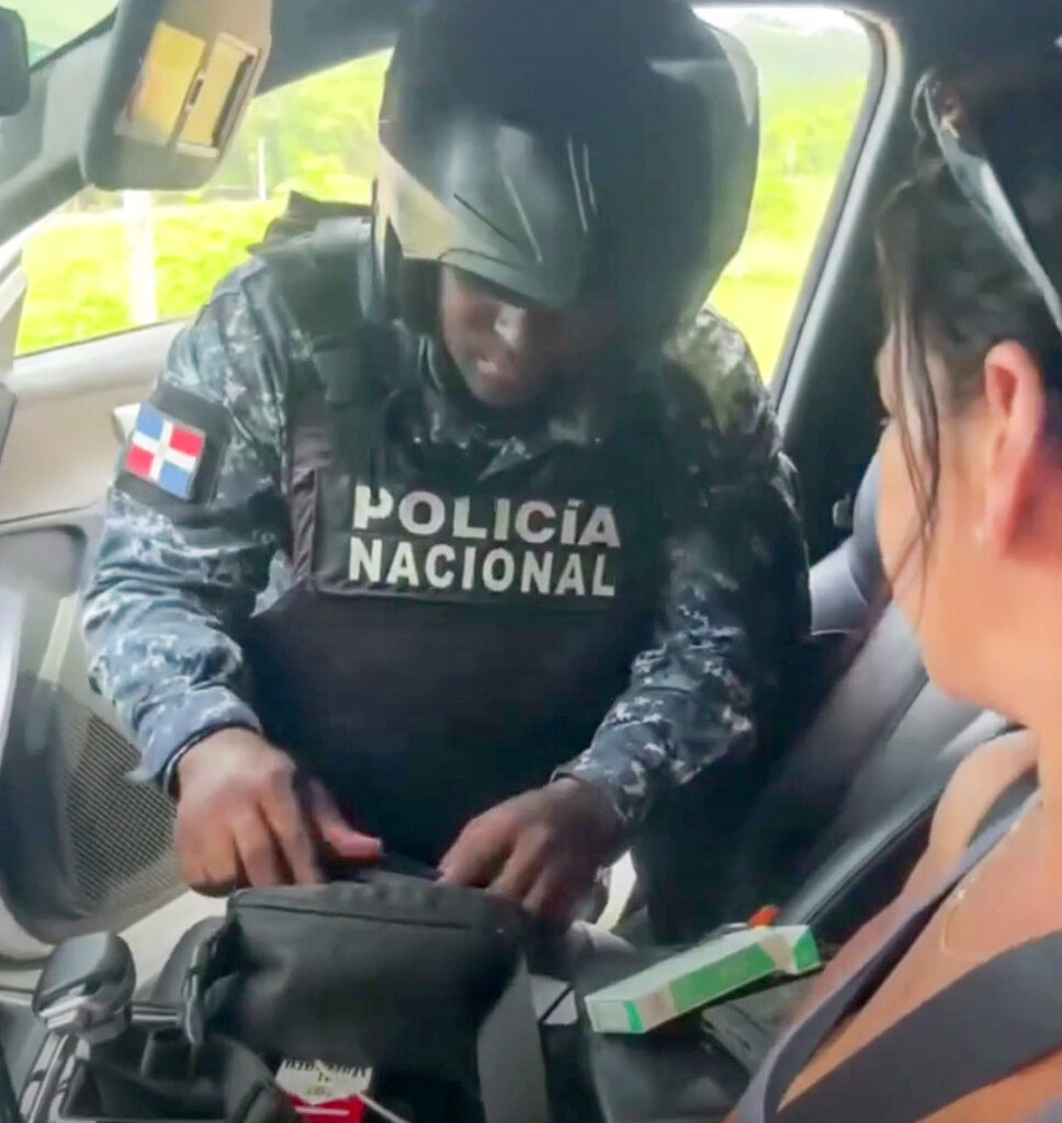 Turista denuncia revisión irregular de cartera por la Policía en RD