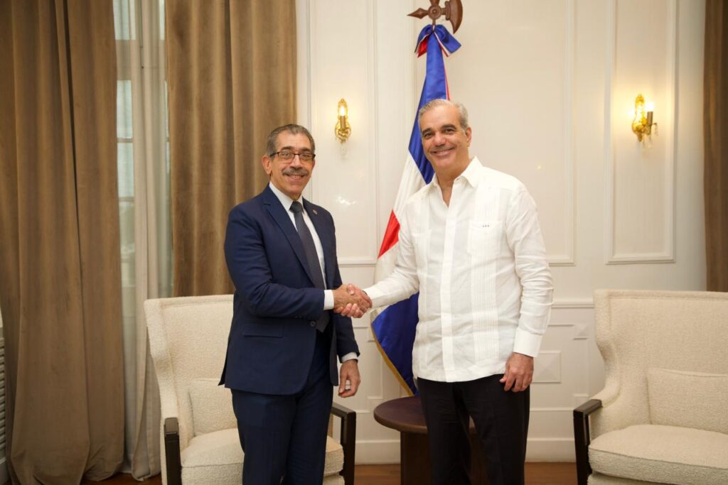 Presidente Luis Abinader recibe en el Palacio Nacional al nuevo rector electo de la UASD, Jorge Asjana David