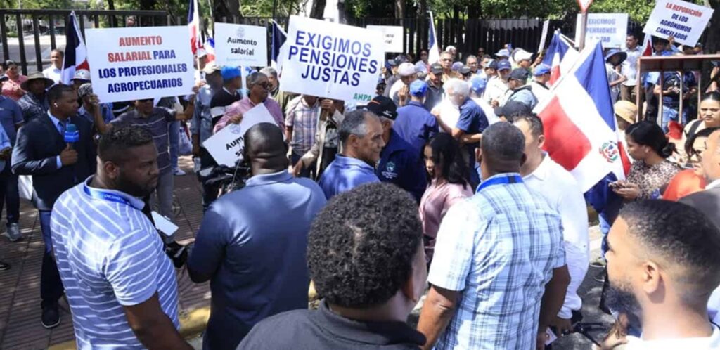 Agrónomos marchan al Palacio Nacional y son dispersados con bombas lacrimógenas
