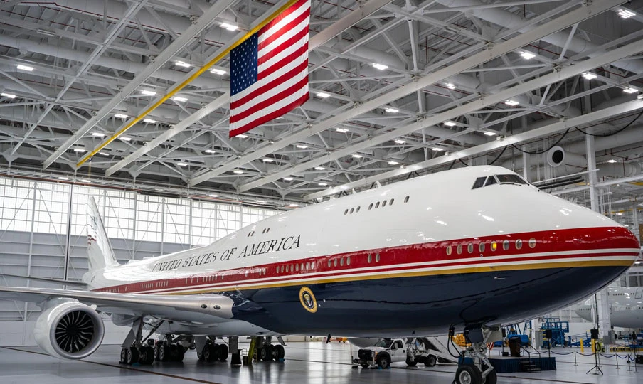 Trump desvela el renovado Air Force One inspirado en la bandera