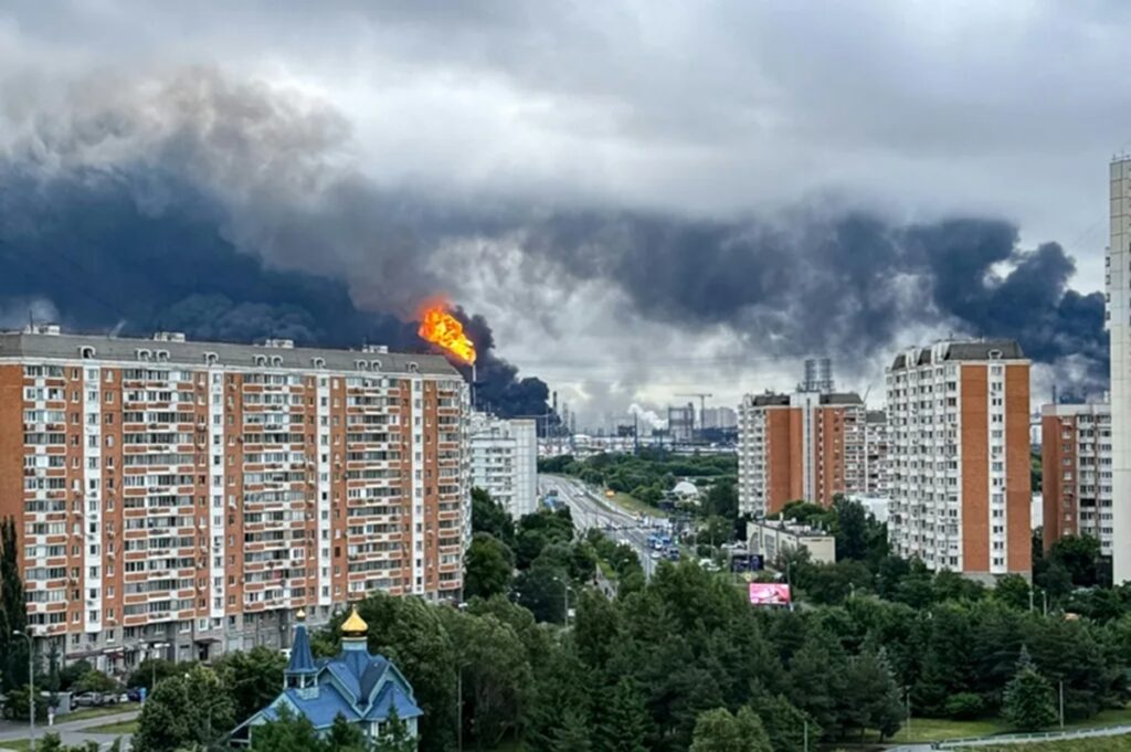 Ucrania lanza su mayor ataque con drones a Moscú en dos años y provoca incendios en una refinería