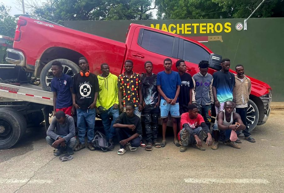 Ejército captura en Esperanza camioneta con 14 haitianos indocumentados tras persecución