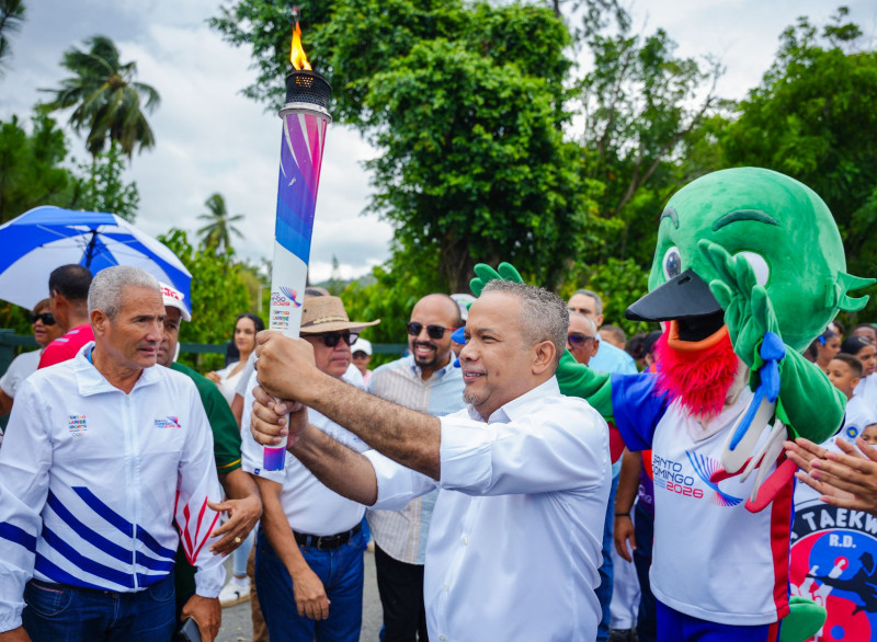Antorcha olímpica de los Juegos Centroamericanos y del Caribe resiste lluvia y nubarrones en calles de Bonao