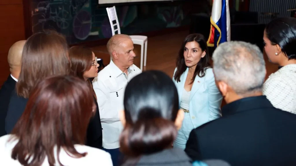 Panel del Movimiento Justicia Jet Set recibe a embajadora de EE.UU.