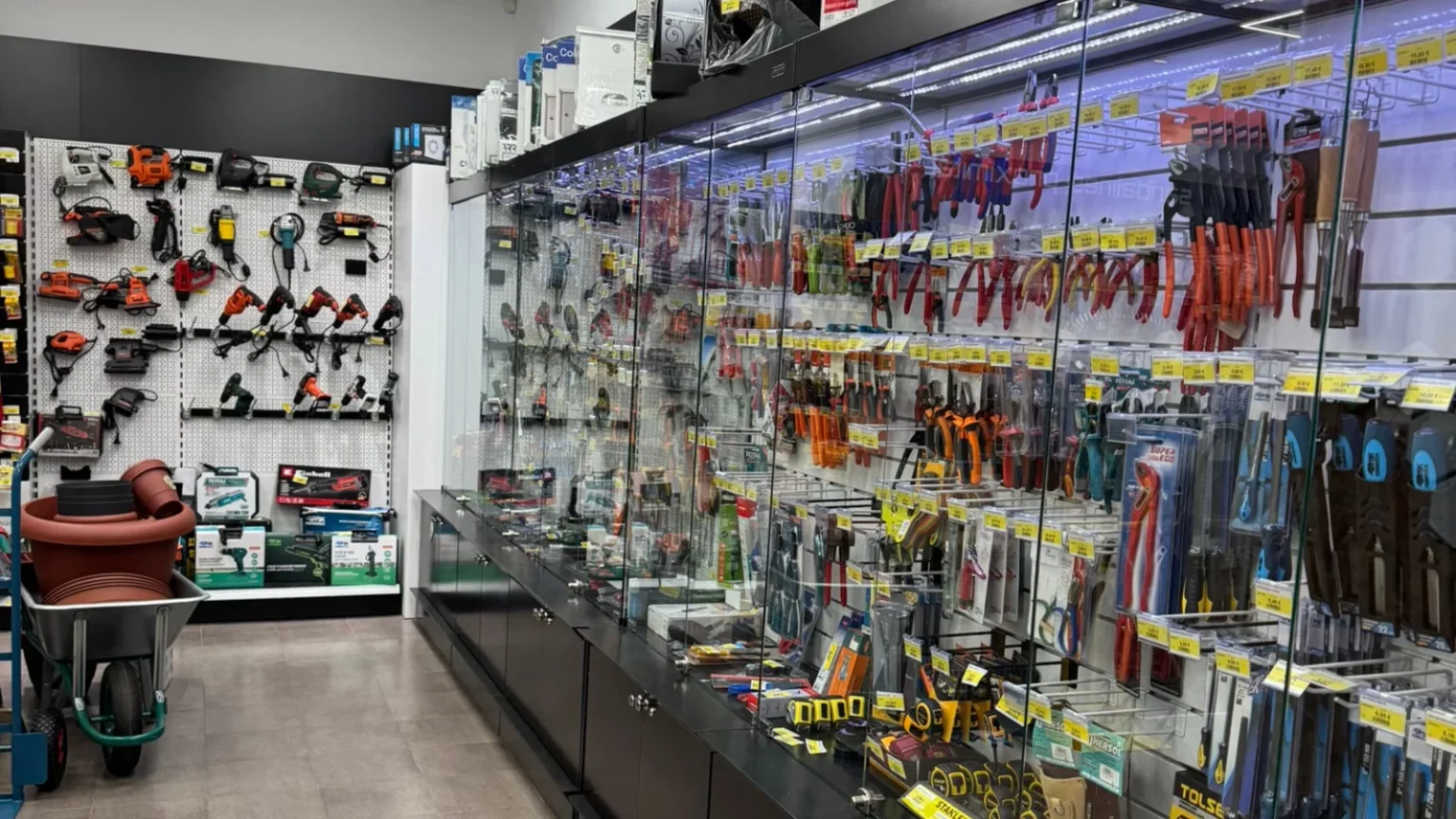 Medidas económicas del Gobierno ponen en riesgo al sector ferretero, advierten comerciantes