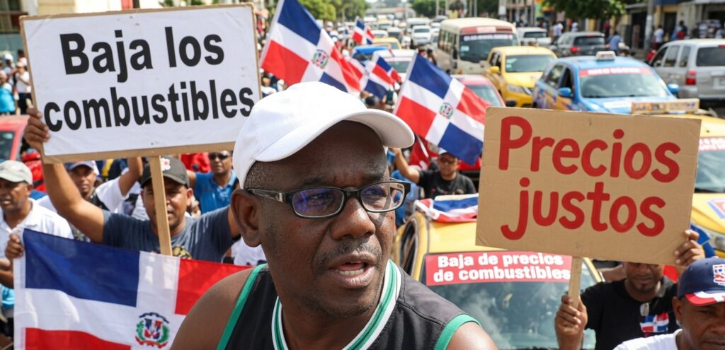 Choferes protestan por altos precios de combustibles