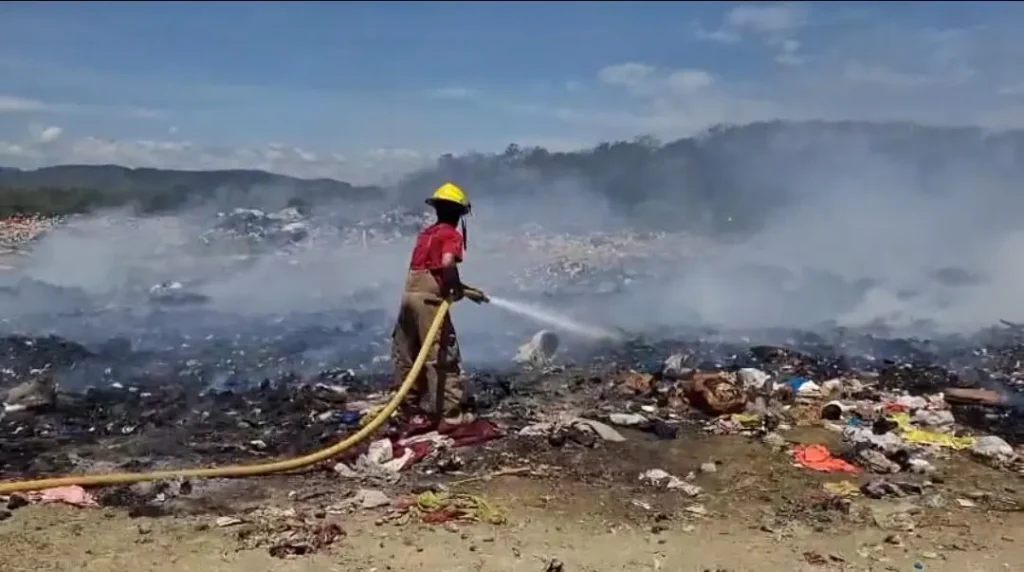 Incendios generan alarma en vertederos del Cibao