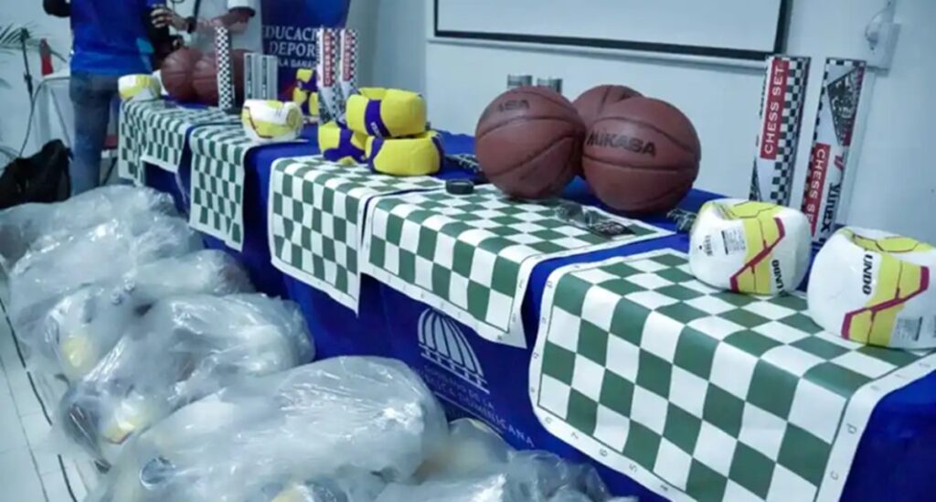 Inefi y Federación Dominicana de Fútbol entregan balones y utilería deportiva en centros educativos de La Vega