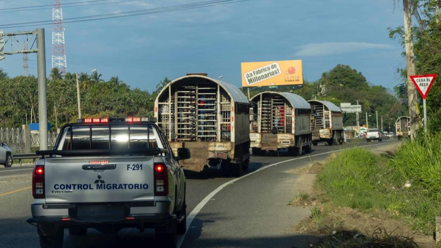 Dos empleados de Migración apresados por transportar indocumentados en vehículos oficiales